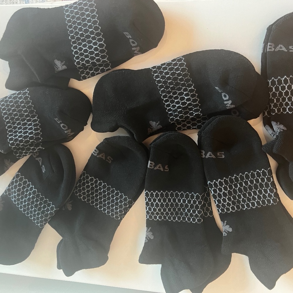 8 pairs new Bombas ankle socks medium
